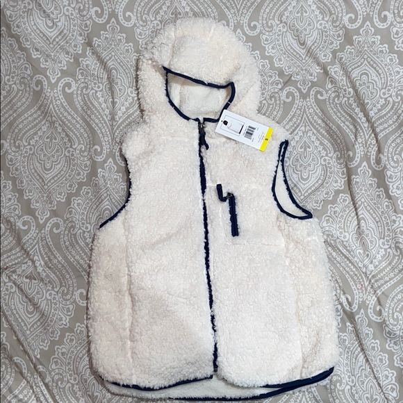 White fluffy vest ☁️ - Picture 1 of 4